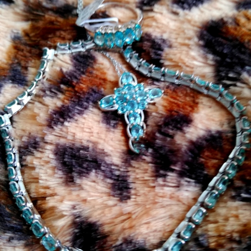 MADAGASCAR PARAIBA APATITE CROSS - Picture 7 of 9